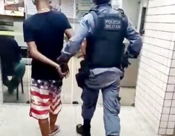 Suspeito joga drogas fora ao ver a polícia, mas acaba preso