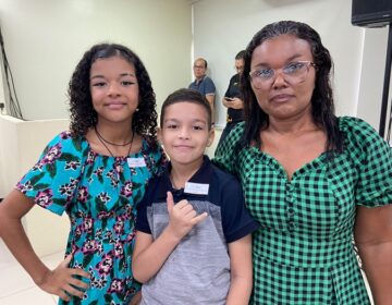 Famílias comemoram ao ganhar aparelhos auditivos