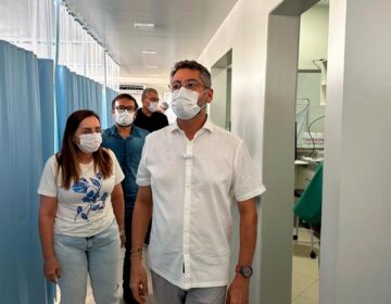 Clécio inspeciona HE e conversa com pacientes
