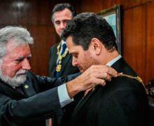 Senador do Amapá recebe a mais alta condecoração do Judiciário do DF e Territórios