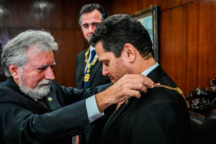 Senador do Amapá recebe a mais alta condecoração do Judiciário do DF e Territórios
