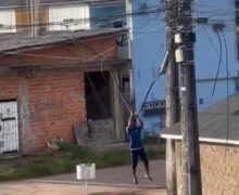 Homem é flagrado escalando poste para retirar cabos em Macapá