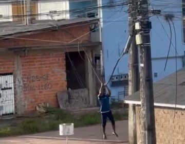 Homem é flagrado escalando poste para retirar cabos em Macapá