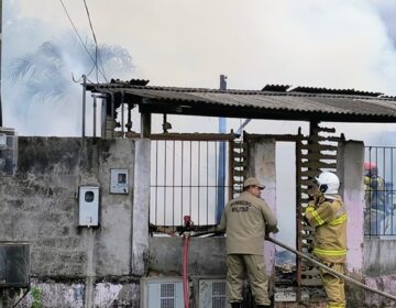 Trânsito atrasa Bombeiros e casa é destruída pelo fogo
