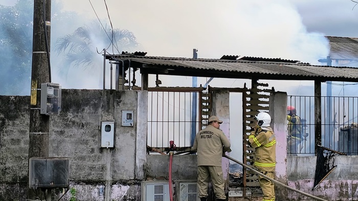 Trânsito atrasa Bombeiros e casa é destruída pelo fogo
