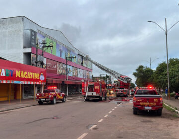 Incêndio atinge estoque de grande rede de confecções de Macapá e Santana