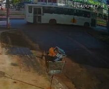 Passageira cai de ônibus após motorista ‘arrancar’ antes dela descer