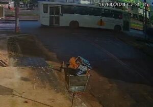 mulher cai de ônibus