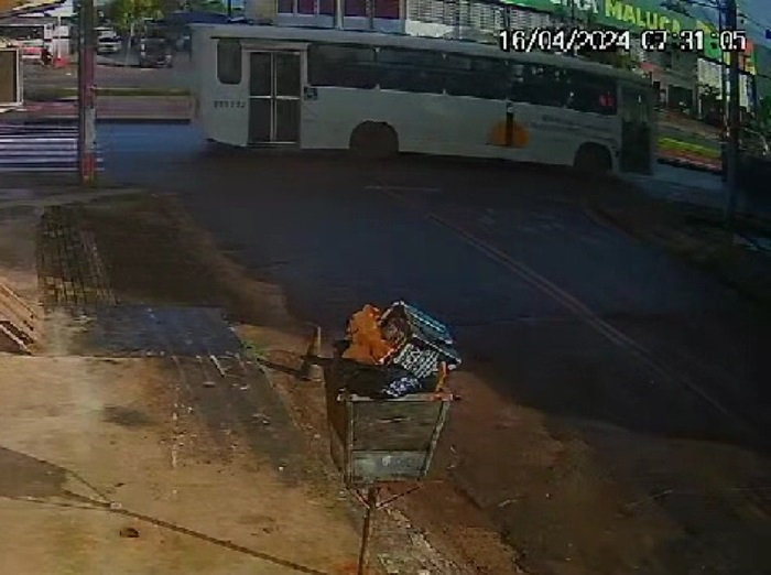 Passageira cai de ônibus após motorista ‘arrancar’ antes dela descer