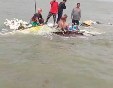 Pescadores sobrevivem a naufrágio no casco da embarcação