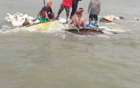 Pescadores sobrevivem a naufrágio no casco da embarcação