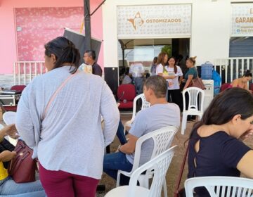 Donos de histórias de sofrimento, ostomizados recebem kits alimentícios