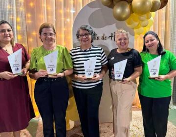 Professoras se aposentam e ganham homenagem em escola