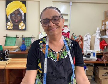 Costureira ensina mães de alunos a fazerem uniformes mais baratos