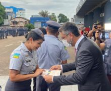 “É uma honra servir”, diz policial ao receber medalha