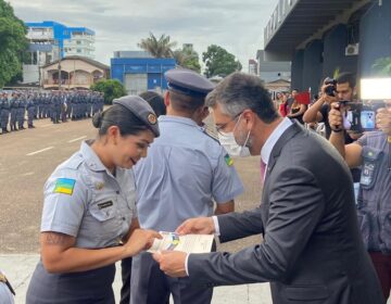“É uma honra servir”, diz policial ao receber medalha