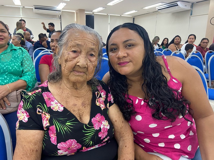 “Qualidade pra viver muito mais”, diz mulher de 98 anos ao ganhar casa própria