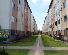 Famílias contempladas com apartamentos se recusam a deixar imóveis em canal