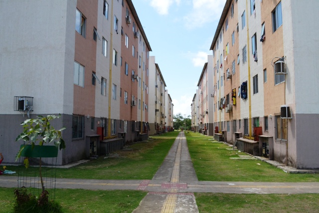 Famílias contempladas com apartamentos se recusam a deixar imóveis em canal