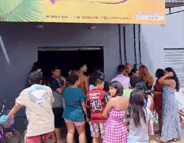 Para atrair clientes, batedeira de açaí distribui 100 litros de açaí grátis