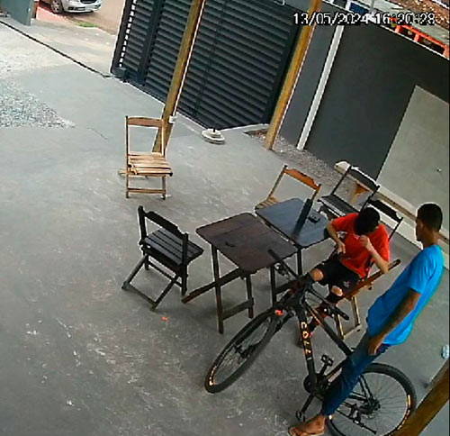 Na Escolinha do Flamengo, ladrão conversa com aluno e rouba celular