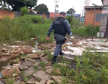 Corpo com várias perfurações é achado em terreno baldio
