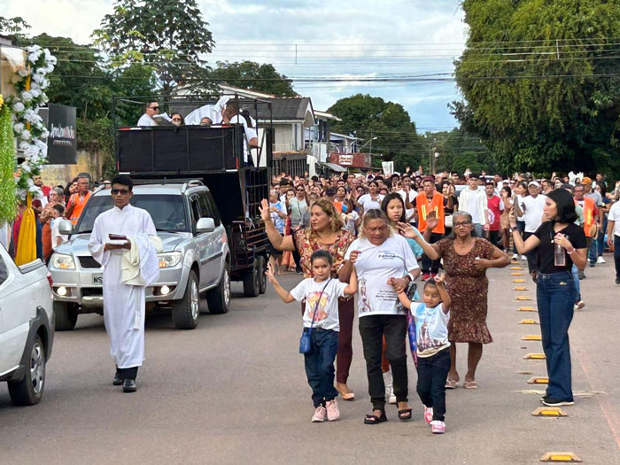 Procissão e ‘pedaladas de fé’ marcam Corpus Christi em Santana