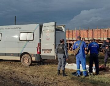 Entregador de material de construção é executado em obra na frente de operários