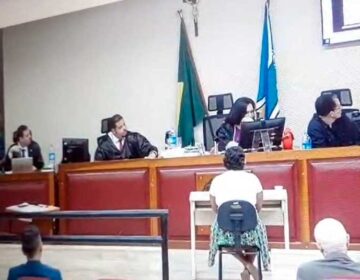 Após discussão entre advogada e juíza, júri de policiais entra no 2º dia
