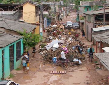 Moradores usam lixo e entulhos em ‘queda de braço’ com a CSA