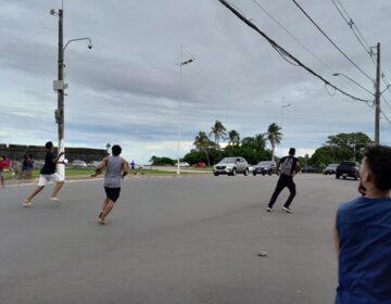 Na orla de Macapá, garotos se arriscam para pegar pipas
