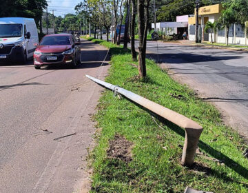 Perigo: poste caído em rodovia pode causar acidente, temem moradores