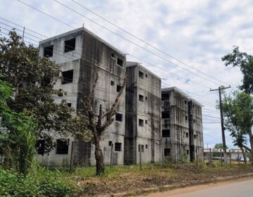Prefeitura se isenta, mas cobra banco sobre residencial paralisado em Macapá
