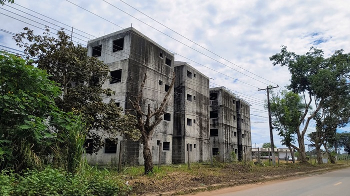 Prefeitura se isenta, mas cobra banco sobre residencial paralisado em Macapá