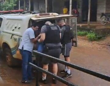 Suspeito de vender drogas perto de creche morre ao apontar simulacro para a PM