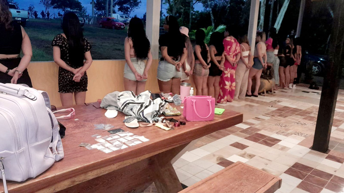 Em festa rave, polícia prende jovens com drogas na cueca e no sapato