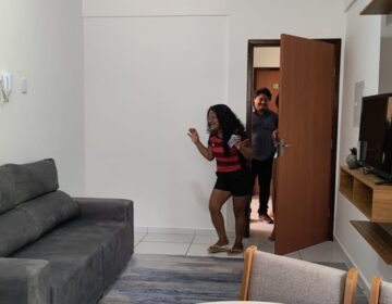 Recomeço: após perder casa, mulher ganha apartamento mobiliado