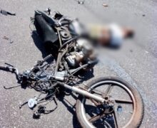 Motociclista morre ao colidir com caminhão