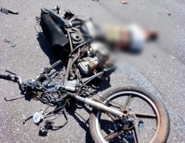 Motociclista morre ao colidir com caminhão