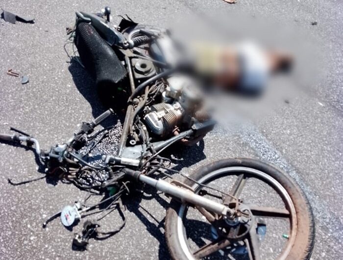 Motociclista morre ao colidir com caminhão