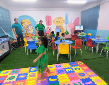 Pais e professores podem facilitar adaptação de crianças que mudam de escola, diz psicóloga