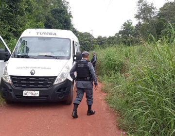 Assaltantes enterraram documentos e cartões de vítima em quintal, diz polícia