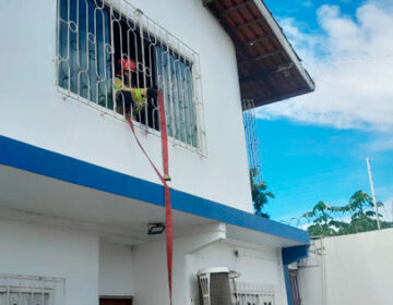 Família usa água da piscina para controlar incêndio