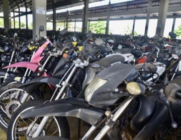 ‘Lotado’ com 9 mil veículos, Detran prepara leilões