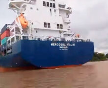 Cargueiro encalha e fica ‘atravessado’ na Foz do Rio Amazonas