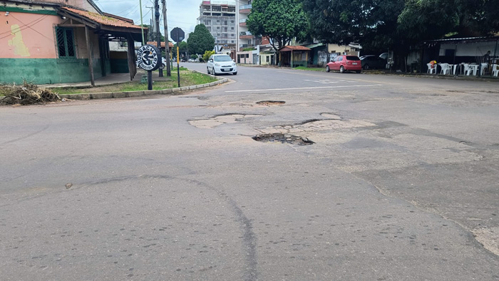 Prefeitura diz que só retomará asfaltamento após “período de chuvas” na ‘rua esquecida’