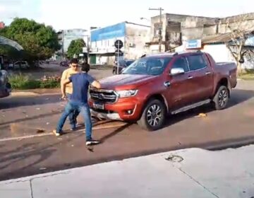 Acidente termina em briga em Santana