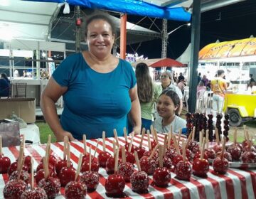 Vendedora de maçã do amor diz que faturou R$ 1 mil por noite no Arraiá do Povo