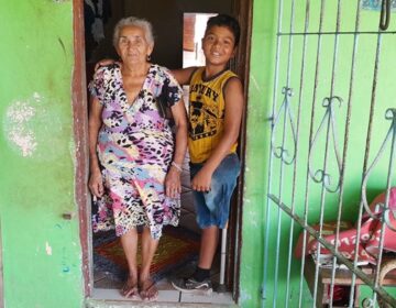 Flanelinha de 11 anos consegue ajuda para prótese
