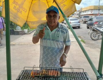 Aos 75 anos, ‘Seu Raimundo’ esbanja simpatia na venda de espetinhos